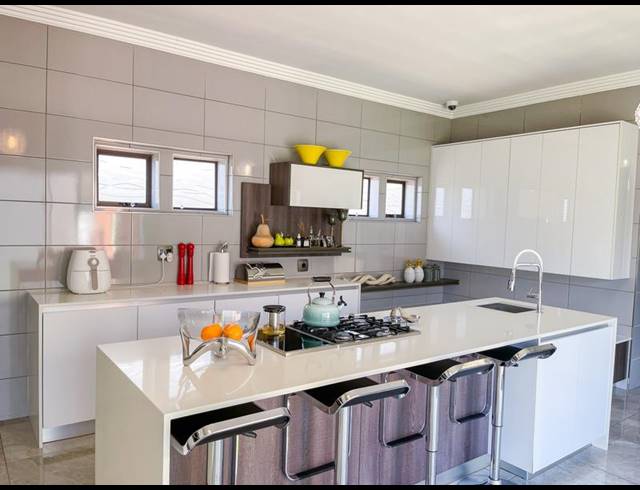 5 BEDROOM HOUSE FOR SALE IN MIDSTREAM ESTATE